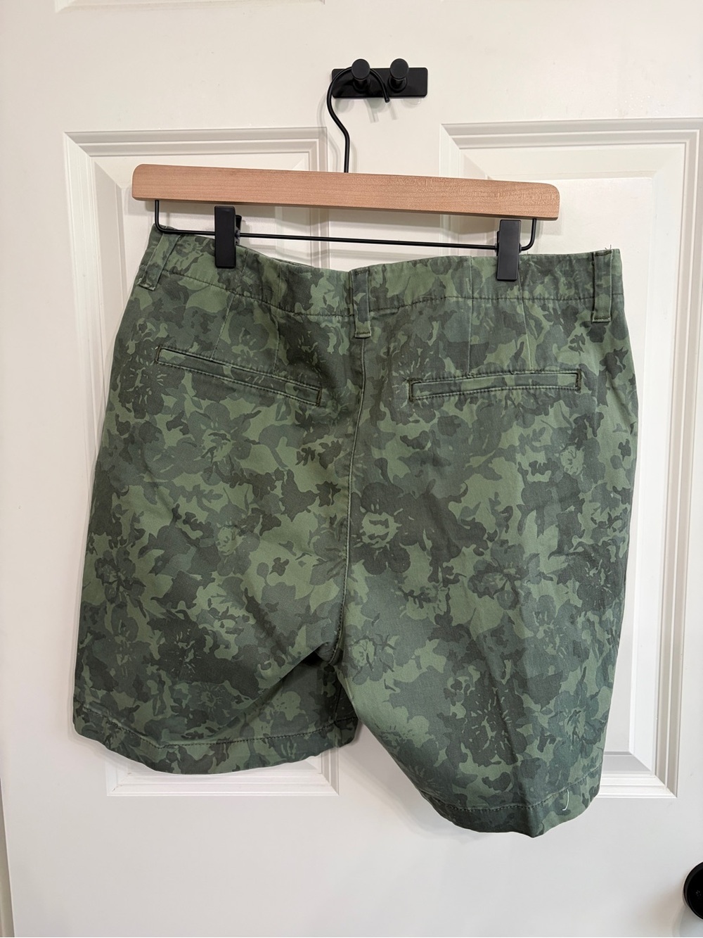 Great condition Lee women’s size 14 mid rise Green Camo Floral Shorts. So cool - Picture 5 of 13